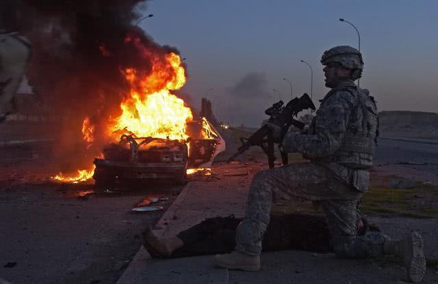 重装车队横行街头，塔利班冷不防按下按钮，8名美军死亡多人受伤