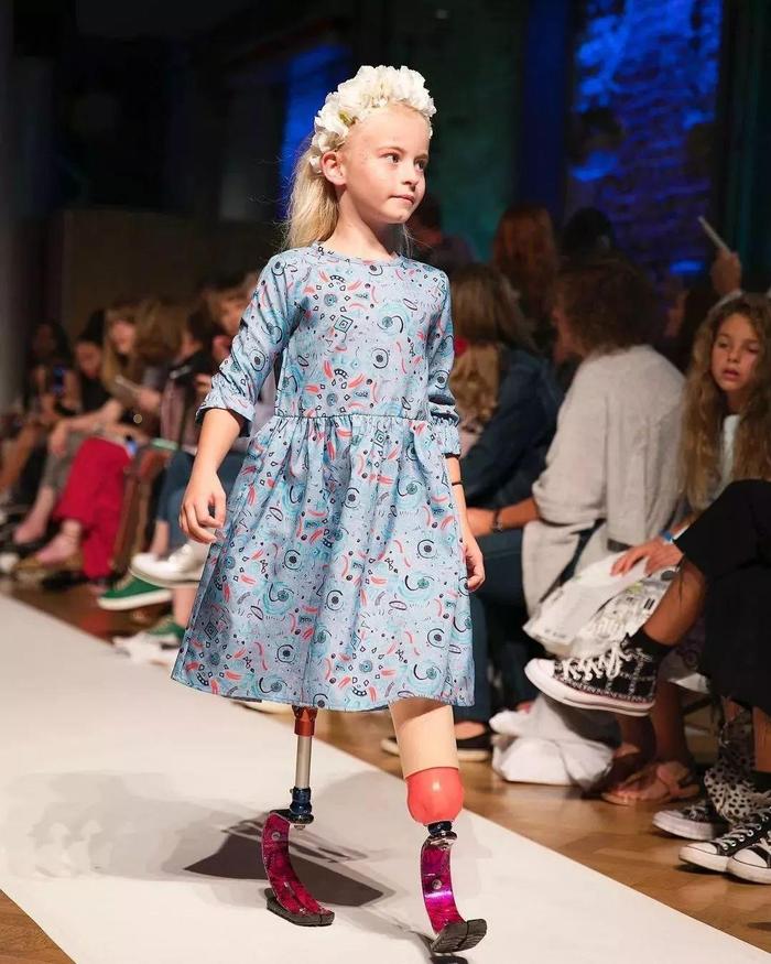 失去双腿却惊艳纽约时装周，来自9岁假肢少女的逆袭