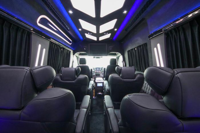 依维柯9座高端商务车，蓝牌C照就能开，配置丰富，座椅才是亮点