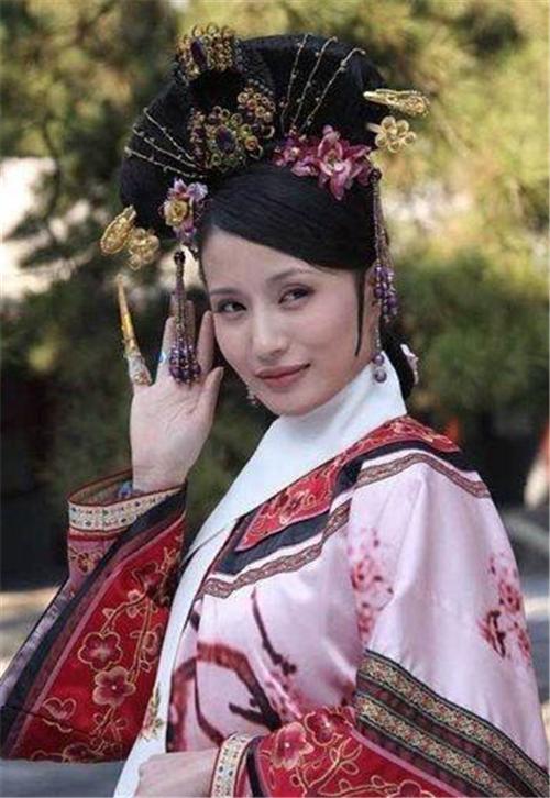 清朝时，为何皇宫妃嫔的衣服上都有“白领巾”？具体是做啥用的？