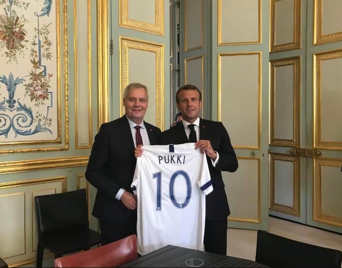 有排面！芬兰总理访问法国，向马克龙赠普基球衣