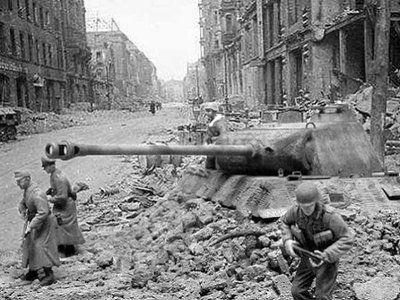 柏林战役最后，希特勒还幻想着“战局的好转”，不曾想已是不可能