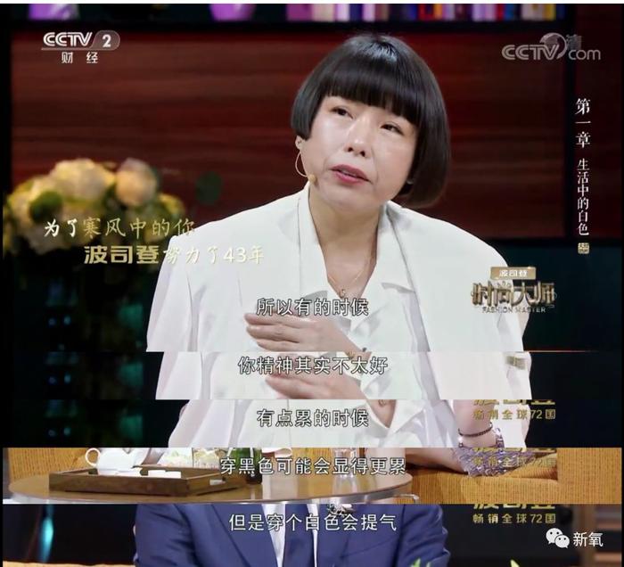 关晓彤花了一盘阴影粉画乳沟，蹭秀还蹭的半个屁股被挤出了凳子？