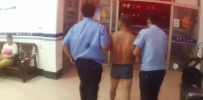 潮州意溪一男子持刀挥舞并辱骂民警，最终被警方拘留
