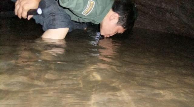 这鱼我只在川南山区里见过，一生靠舔吮江石上的岩浆和苔藓为食