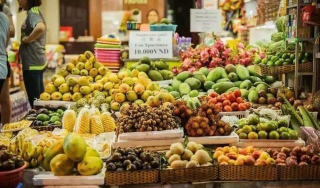 此国万吨水果滞销，等中国游客购买，看到标语后，游客：坚决不买