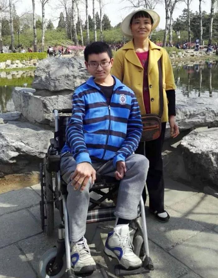 保送清华的湖南学霸，父亲离世、重疾在身，依然成轮椅上的博士生