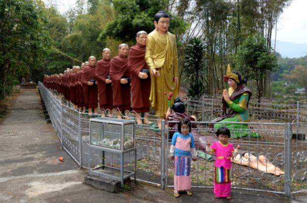 中国游客在缅甸，实拍缅甸小镇市场，看看缅甸女人如何卖菜？