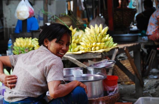中国游客在缅甸，实拍缅甸小镇市场，看看缅甸女人如何卖菜？