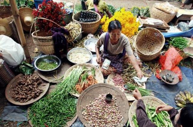 中国游客在缅甸，实拍缅甸小镇市场，看看缅甸女人如何卖菜？