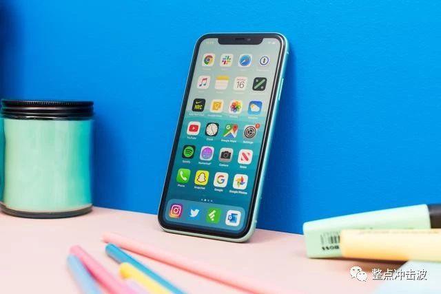 库克终于开窍了：iPhone11不惜沦为“廉价机”，大受市场欢迎