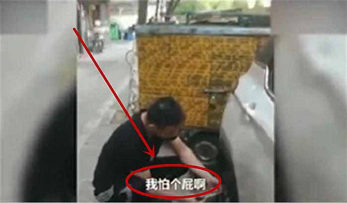 车主停车，挪掉长期占车位的三轮，却遭放气，对方称：我怕个屁