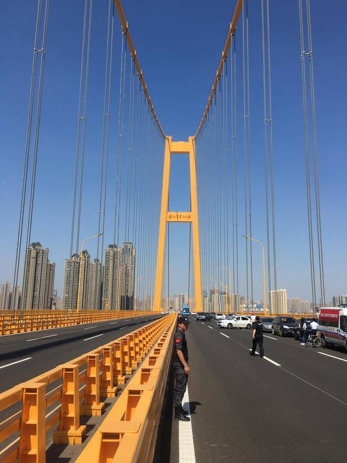 杨泗港长江大桥通车在即 2000市民上桥“尝鲜”