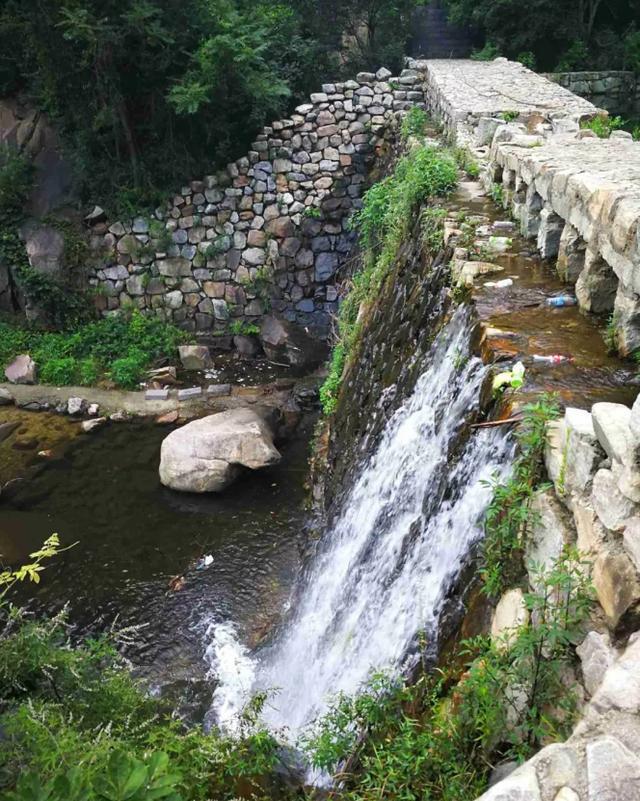 登封人都知道的景点：嵩山脚下的一条小山沟，有水，有道观，很美