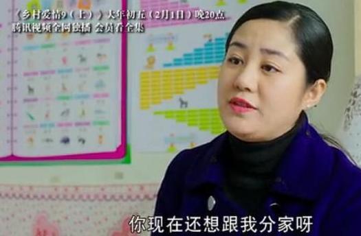 他们同框了 谢永强穿白衬衣大肚抢眼 王小蒙裸色长裙身材曼妙