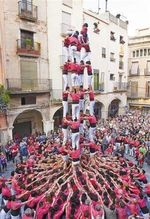 西班牙这个奇葩的民俗活动，对于恐高的人来说，简直是要命！