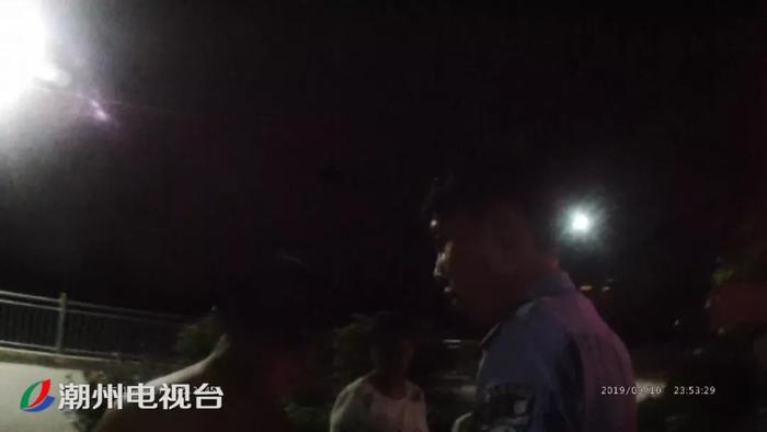 潮州意溪一男子持刀挥舞并辱骂民警，最终被警方拘留