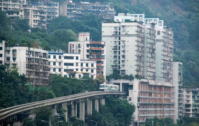 重庆最“魔幻”的列车，硬是被外地人捧成网红景点，游客：安逸