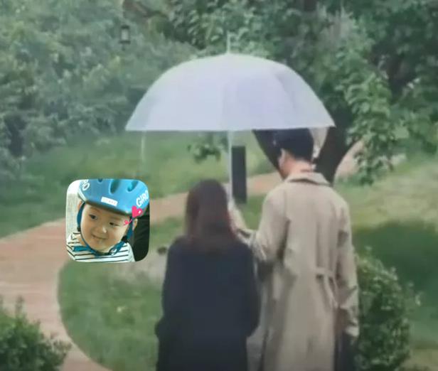 心动的信号：陈奕辰贴心的接过伞，与张天雨中漫步，场面实在太美