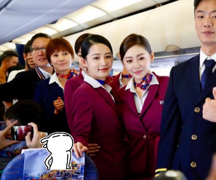 《中国机长》高空路演，李沁穿空姐制服，却不如年龄最大的袁泉？