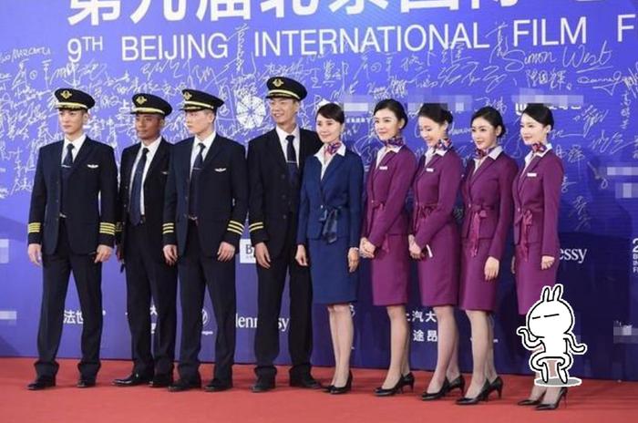 《中国机长》高空路演，李沁穿空姐制服，却不如年龄最大的袁泉？