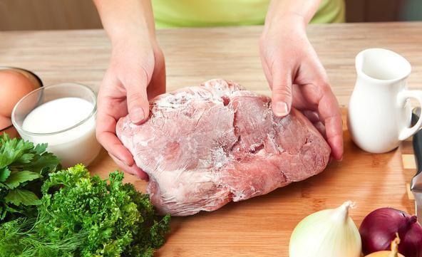 解冻猪肉不能用水泡，教你个方法，5分钟融化，肉质更鲜美