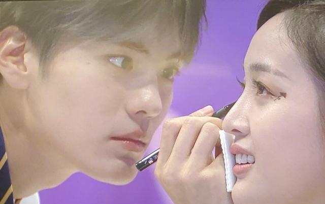 《口红王子》第二季开录，彭昱畅加盟，为吴宣仪化妆超认真