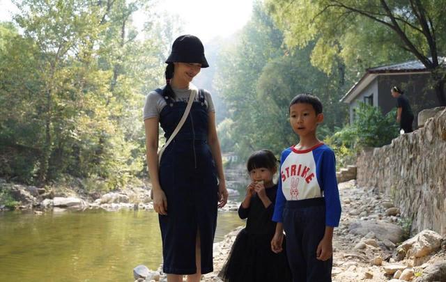 姚晨携儿女进山寻秋，土豆兄妹装扮似素人孩子，茉莉全程光腿捞鱼