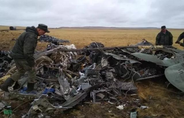 俄军演练出事故，空降战车直接被摔成碎片，幸好没有人车一体空投