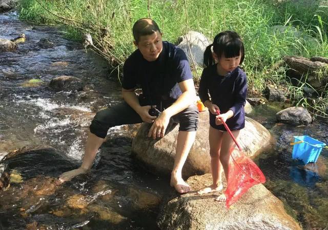 姚晨携儿女进山寻秋，土豆兄妹装扮似素人孩子，茉莉全程光腿捞鱼