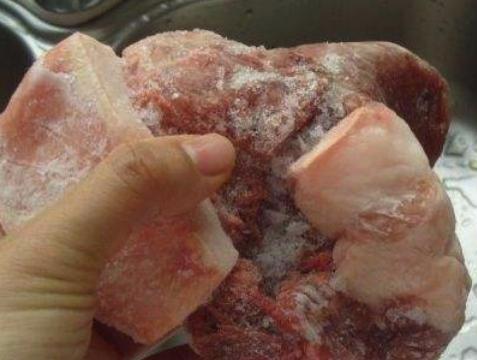 解冻猪肉不能用水泡，教你个方法，5分钟融化，肉质更鲜美