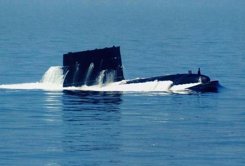 排水量2426吨，号称世界最先进常规潜艇，却因算错小数点无法上浮