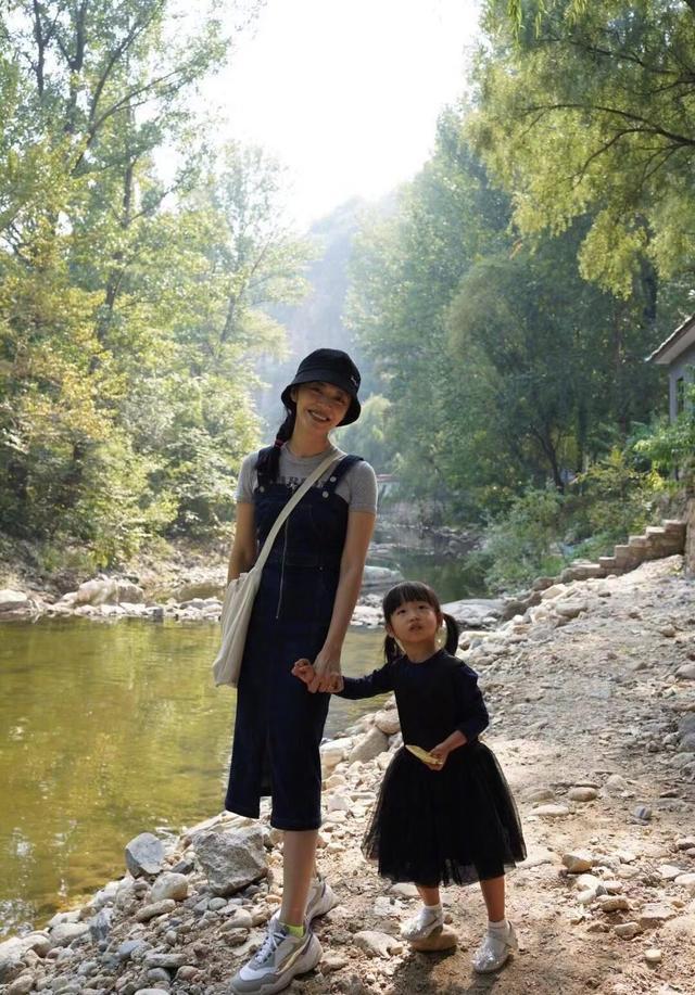 姚晨携儿女进山寻秋，土豆兄妹装扮似素人孩子，茉莉全程光腿捞鱼