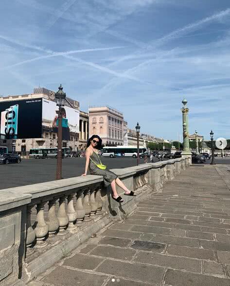 “最美星二代”沈月晒巴黎街拍，秀黄蜂腰与性感裸背身材比例完美