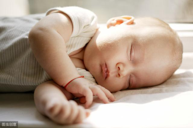 还在给宝宝喂夜奶？过了这个阶段不断夜奶，当心影响宝宝健康