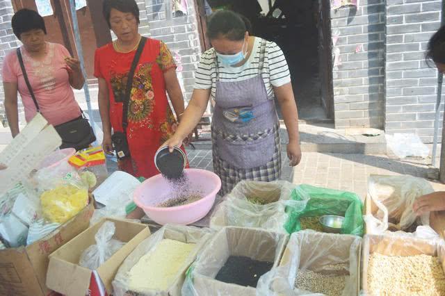 河南农村集市上的自制月饼，八块钱能做一斤，没有包装却很好吃