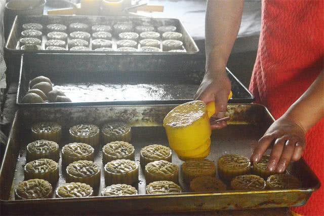 河南农村集市上的自制月饼，八块钱能做一斤，没有包装却很好吃