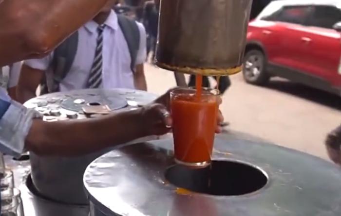 印度小贩街边卖橘子汁，酸酸甜甜很美味，当地学生最爱喝！