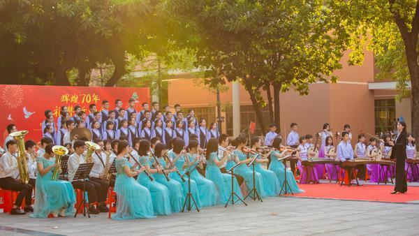 南海石门中学：三千师生合唱唱响爱国强音