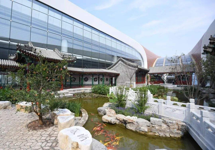 中国最大的机场，占地面积140万平方米，相当于63个天安门广场