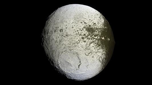卡西尼号拍到土卫八上奇怪的“焊接”痕迹，长达16000米