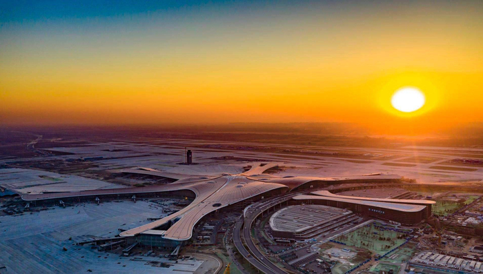 中国最大的机场，占地面积140万平方米，相当于63个天安门广场