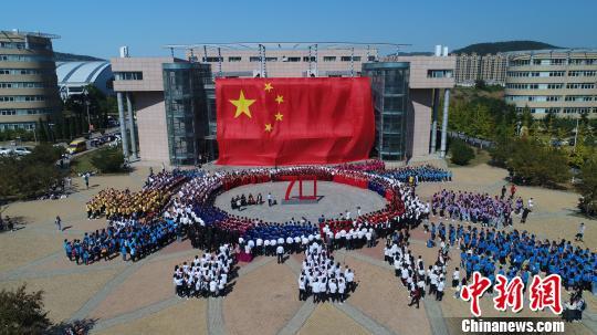 大连外国语大学师生多语种唱响《我和我的祖国》