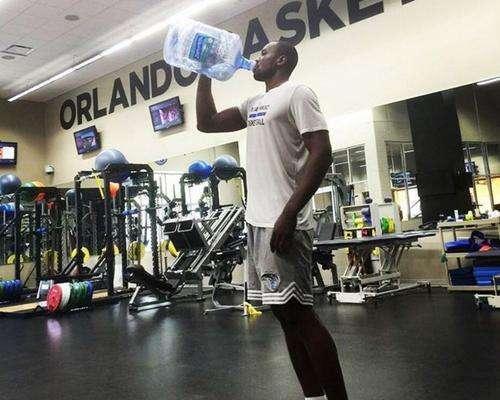 NBA巨人喝水的样子：姚明和奥胖喝“口服液”？一人抬起桶装水喝