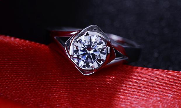 情侣们喜欢的铂金戒指有哪些款式？铂金戒指价格如何？怎样挑选？