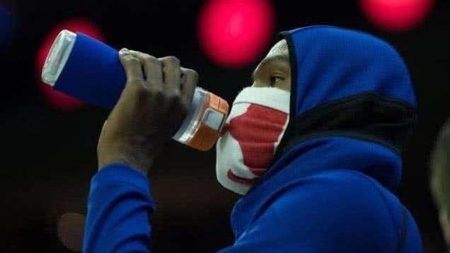 NBA巨人喝水的样子：姚明和奥胖喝“口服液”？一人抬起桶装水喝