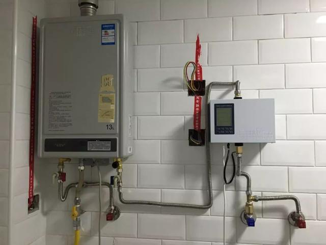 燃气热水器装二楼，跟一楼厨房燃气表距离6米，这样安装安全吗？