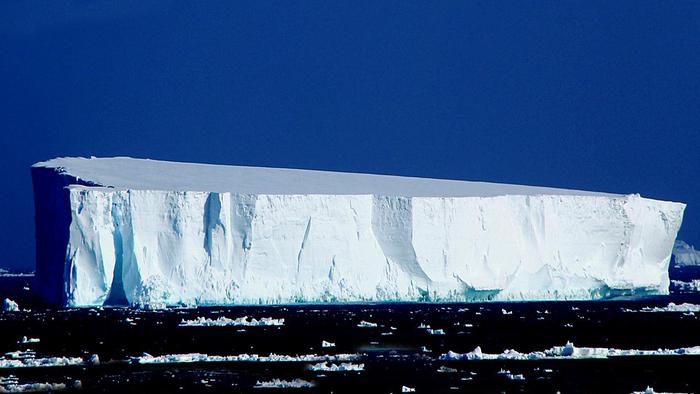 南极冰盖有断裂风险，科学家想造7.4万亿吨雪，“镇压”冰盖