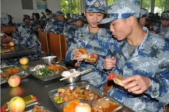 揭秘解放军伙食：饭菜分四个等级，最丰盛的部队跟美军仍有差距