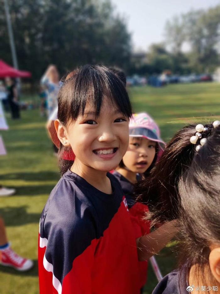莫少聪为女儿参加运动会助威，8岁的莫芷嫣才貌双全很活泼